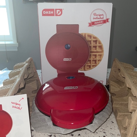 ❤️NEW!!!❤️ DASH Waffle Maker - Picture 4 of 17